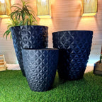 Kit 3 Vasos Moyenne em polietileno com textura diamante, tamanhos 30, 41 e 50cm de altura. Leves, resistentes e fáceis de limpar para áreas internas e externas.
