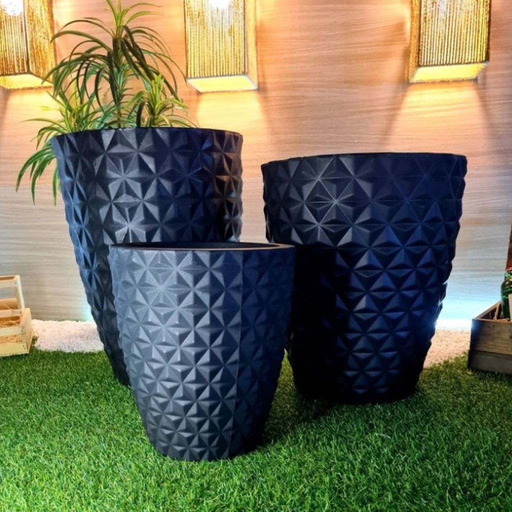 Kit 3 Vasos Moyenne em polietileno com textura diamante, tamanhos 30, 41 e 50cm de altura. Leves, resistentes e fáceis de limpar para áreas internas e externas.