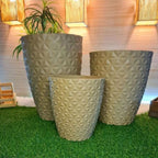 Kit 3 Vasos Moyenne em polietileno com textura diamante, tamanhos 30, 41 e 50cm de altura. Leves, resistentes e fáceis de limpar para áreas internas e externas.