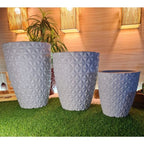 Kit 3 Vasos Moyenne em polietileno com textura diamante, tamanhos 30, 41 e 50cm de altura. Leves, resistentes e fáceis de limpar para áreas internas e externas.