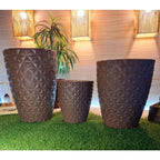 Kit 3 Vasos Moyenne em polietileno com textura diamante, tamanhos 30, 41 e 50cm de altura. Leves, resistentes e fáceis de limpar para áreas internas e externas.
