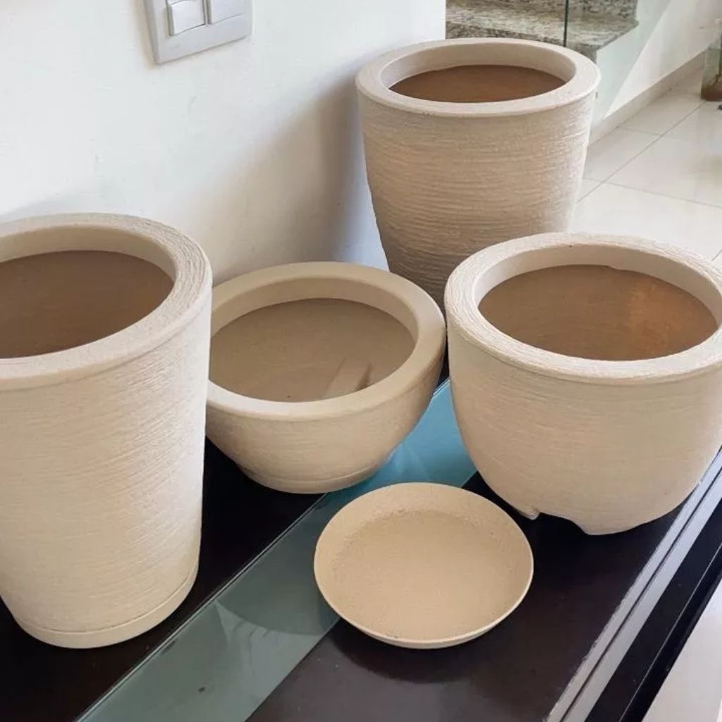 Kit 4 Vasos Brossé em polietileno resistente, leves e com drenagem. Formatos variados para plantas em áreas internas e externas. Envio imediato e durabilidade.