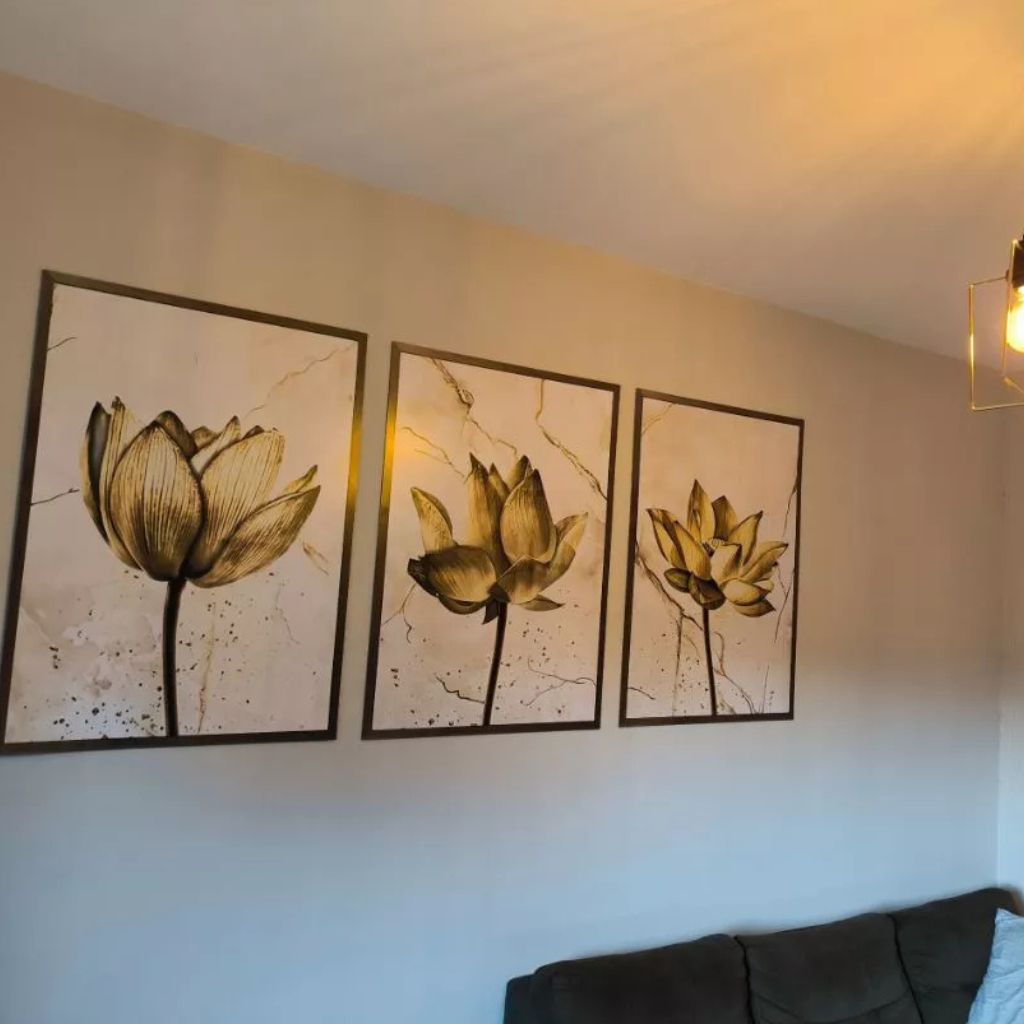 Kit Trois Fleurs com 3 quadros florais em MDF e impressão fotográfica. Sem moldura, fácil instalação e design elegante para salas, quartos e escritórios.