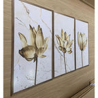 Kit Trois Fleurs com 3 quadros florais em MDF e impressão fotográfica. Sem moldura, fácil instalação e design elegante para salas, quartos e escritórios.