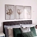 Kit Trois Fleurs com 3 quadros florais em MDF e impressão fotográfica. Sem moldura, fácil instalação e design elegante para salas, quartos e escritórios.