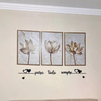 Kit Trois Fleurs com 3 quadros florais em MDF e impressão fotográfica. Sem moldura, fácil instalação e design elegante para salas, quartos e escritórios.