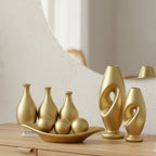 Kit Haut em cerâmica com trio de vasos, dupla escultural, barca e esferas. Conjunto de alta decoração para racks, aparadores e mesas. Acabamento sofisticado.