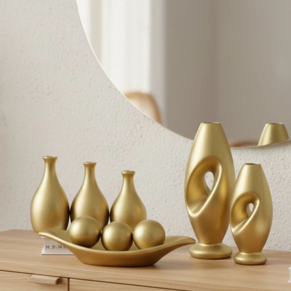 Kit Haut em cerâmica com trio de vasos, dupla escultural, barca e esferas. Conjunto de alta decoração para racks, aparadores e mesas. Acabamento sofisticado.