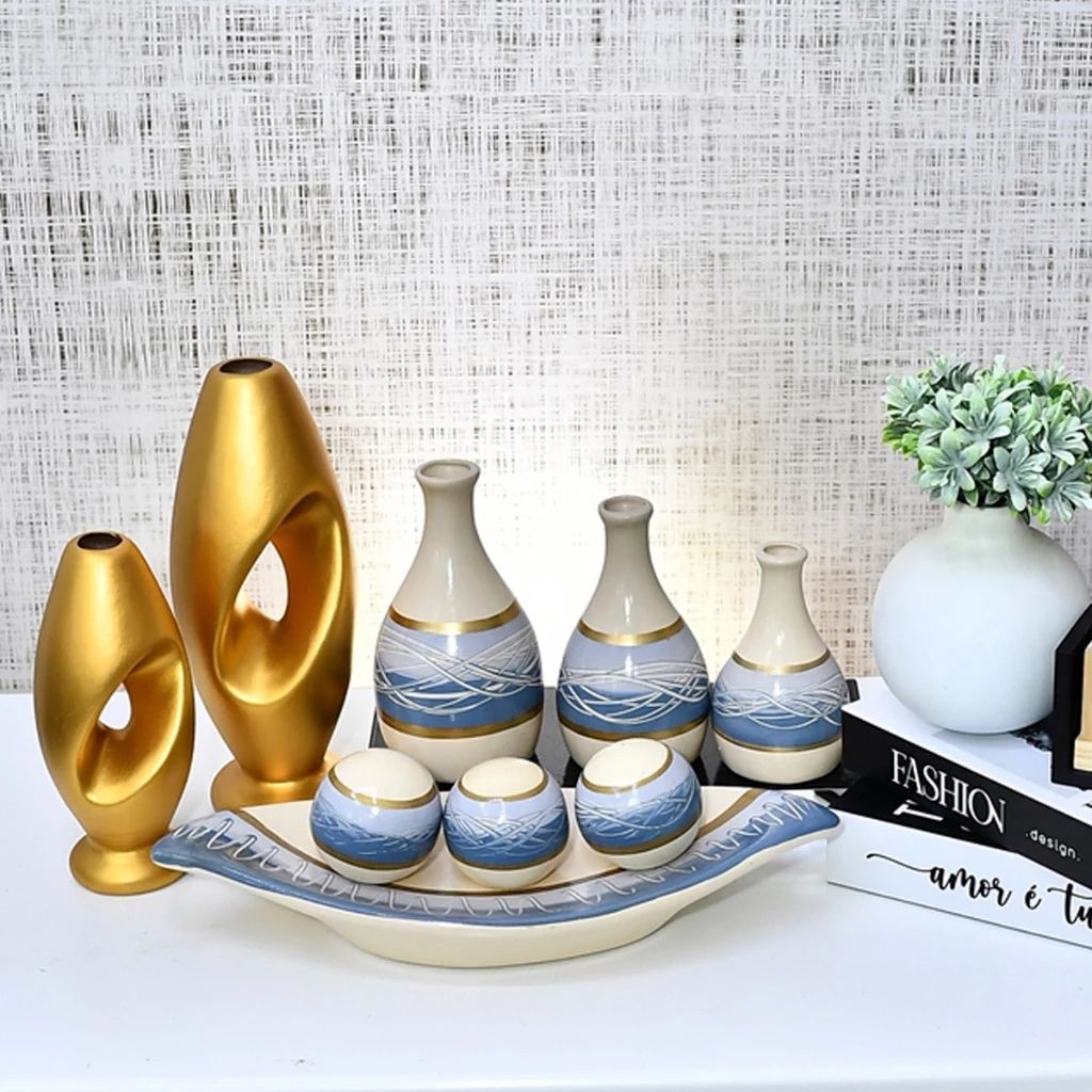 Kit Haut em cerâmica com trio de vasos, dupla escultural, barca e esferas. Conjunto de alta decoração para racks, aparadores e mesas. Acabamento sofisticado.