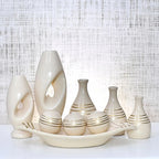 Kit Haut em cerâmica com trio de vasos, dupla escultural, barca e esferas. Conjunto de alta decoração para racks, aparadores e mesas. Acabamento sofisticado.