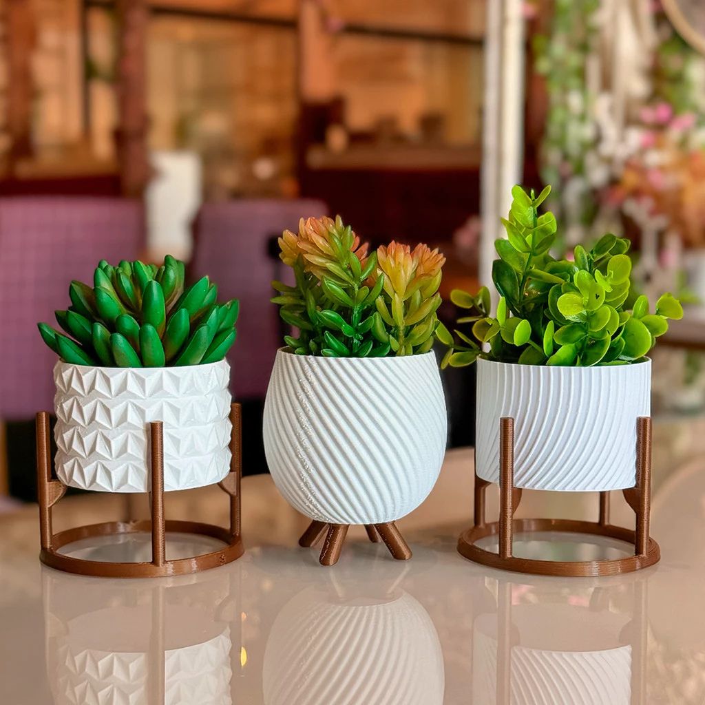 Kit Vasos Petit Minimalista com vasinhos preto/branco em 3 texturas e 2 suportes. Tamanho compacto, material sustentável e perfeito para suculentas e décor.