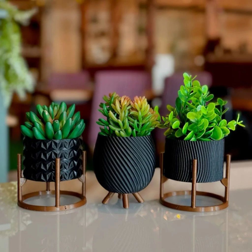 Kit Vasos Petit Minimalista com vasinhos preto/branco em 3 texturas e 2 suportes. Tamanho compacto, material sustentável e perfeito para suculentas e décor.