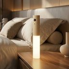 Luminária Cher em madeira com sensor de movimento e bateria recarregável. Design magnético portátil, luz quente e acabamento premium para quartos e closets.