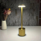 Luminária Luxe com tecnologia touch, 3 tons de luz e bateria 1200mAh. Design premium em metal, luz anti-azul e carregamento USB. Perfeita para mesas e criados.