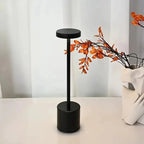 Luminária Luxe com tecnologia touch, 3 tons de luz e bateria 1200mAh. Design premium em metal, luz anti-azul e carregamento USB. Perfeita para mesas e criados.