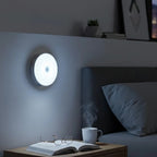 Luminária LED circular sem fio com sensor de presença e bateria recarregável. Acende só no escuro, desliga em 20s e instala fácil com base magnética e adesivo.