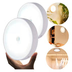 Luminária LED circular sem fio com sensor de presença e bateria recarregável. Acende só no escuro, desliga em 20s e instala fácil com base magnética e adesivo.