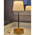 Luminária Chaud com haste retrátil, tecnologia touch e LED branco quente. Recarregável via USB, bateria de longa duração e design moderno. Ideal para cabeceiras.