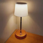 Luminária Chaud com haste retrátil, tecnologia touch e LED branco quente. Recarregável via USB, bateria de longa duração e design moderno. Ideal para cabeceiras.