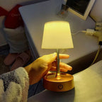 Luminária Chaud com haste retrátil, tecnologia touch e LED branco quente. Recarregável via USB, bateria de longa duração e design moderno. Ideal para cabeceiras.