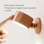 Luminária magnética em madeira com bateria 1200mAh, luz ajustável 2700K-4500K e interruptor toque. Instalação fácil com adesivo 3M, ideal para quartos e salas.