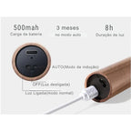 Luminária Cher em madeira com sensor de movimento e bateria recarregável. Design magnético portátil, luz quente e acabamento premium para quartos e closets.