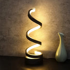 Luminária LED Rond com design espiral sofisticado. 3 tons de branco, ajuste de brilho e conexão USB. Perfeita para cabeceiras, escritórios e leitura. Compre agora.