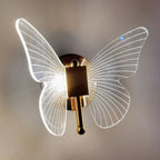 Luminária de parede borboleta com LED integrado e 3 tons de luz (Frio, Neutro e Quente). Design luxuoso em dourado e cristal, bivolt e fácil de instalar. Confira.