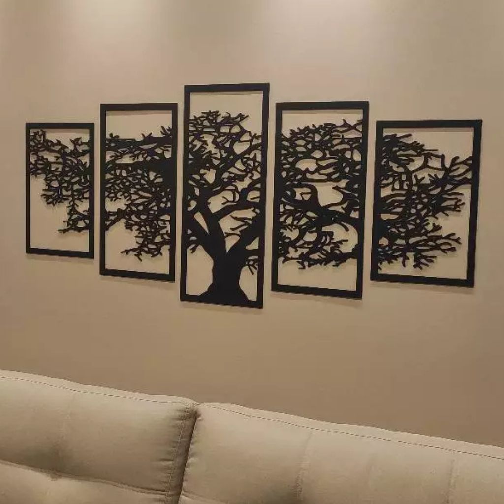 Mosaico com 5 quadros da Árvore da Vida em MDF preto fosco. Corte a laser, fácil instalação com fita 3M e design moderno para salas, escadas e escritórios.