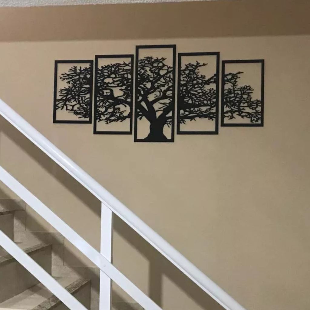Mosaico com 5 quadros da Árvore da Vida em MDF preto fosco. Corte a laser, fácil instalação com fita 3M e design moderno para salas, escadas e escritórios.