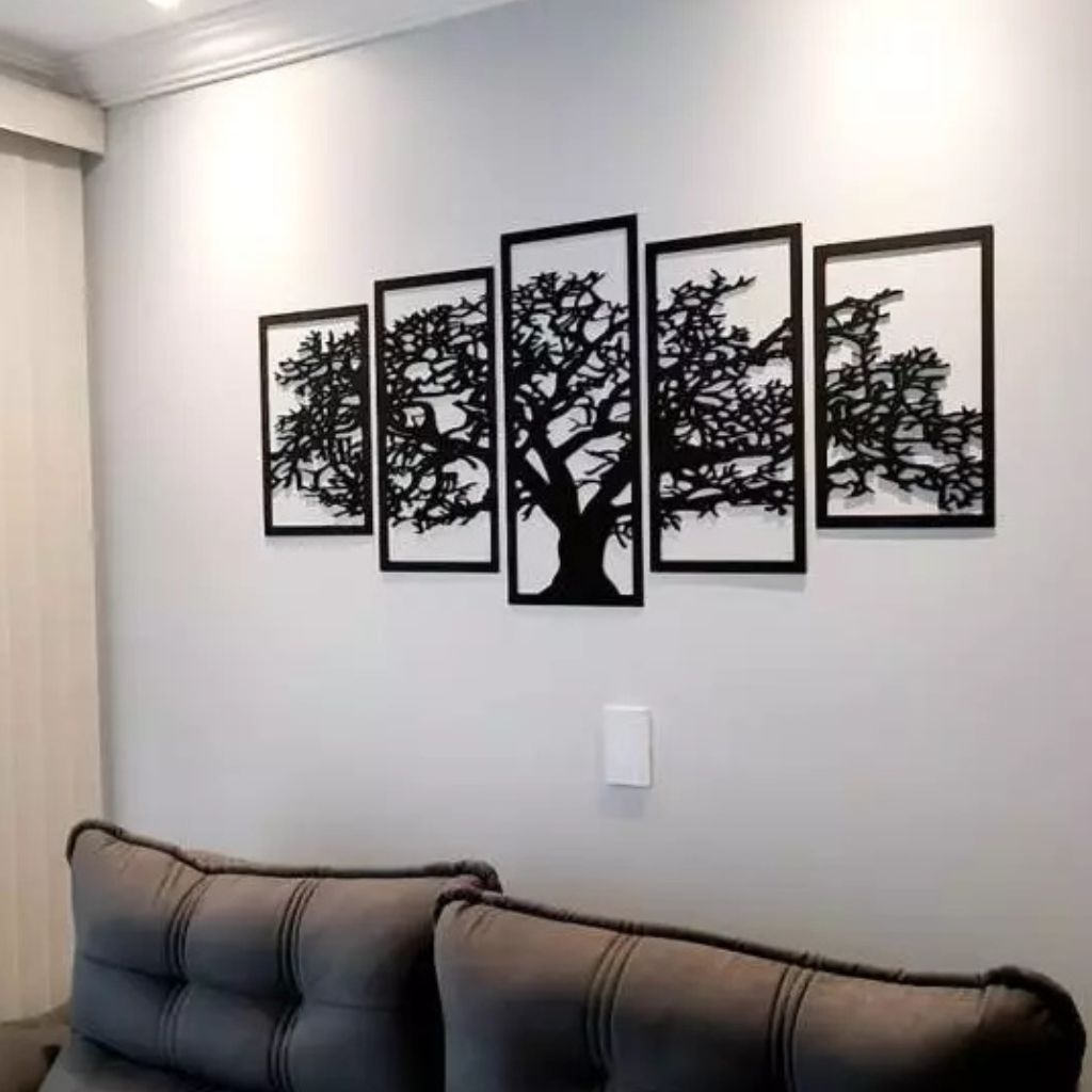 Mosaico com 5 quadros da Árvore da Vida em MDF preto fosco. Corte a laser, fácil instalação com fita 3M e design moderno para salas, escadas e escritórios.