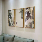 Kit 3 quadros Peinture Feuilles 60x90 com moldura caixinha. Arte botânica clean, impressão premium e opções com/sem vidro. Elegância natural para qualquer ambiente.