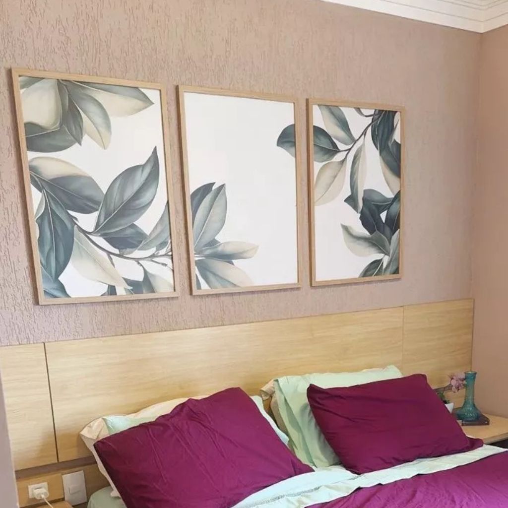 Kit 3 quadros Peinture Feuilles 60x90 com moldura caixinha. Arte botânica clean, impressão premium e opções com/sem vidro. Elegância natural para qualquer ambiente.