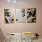 Kit 3 quadros Peinture Feuilles 60x90 com moldura caixinha. Arte botânica clean, impressão premium e opções com/sem vidro. Elegância natural para qualquer ambiente.
