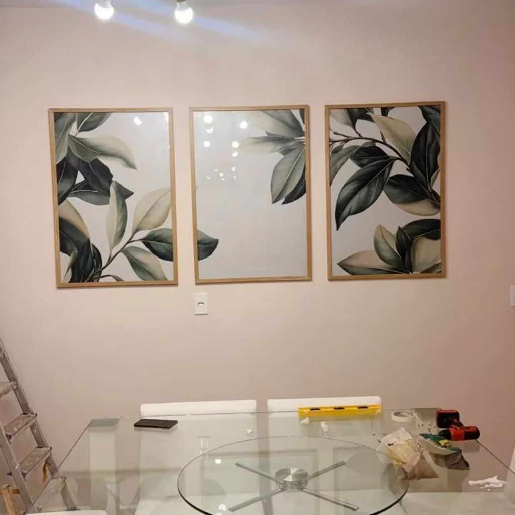 Kit 3 quadros Peinture Feuilles 60x90 com moldura caixinha. Arte botânica clean, impressão premium e opções com/sem vidro. Elegância natural para qualquer ambiente.