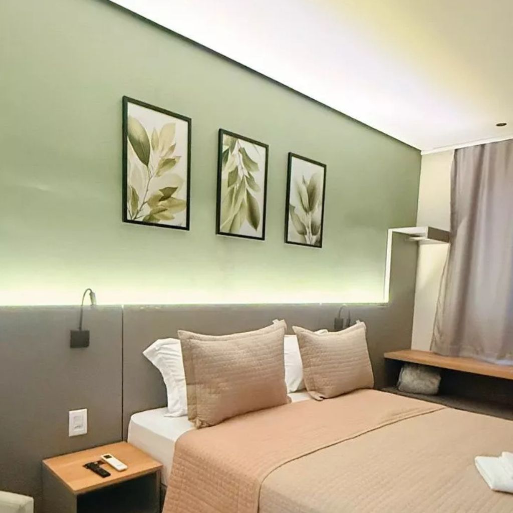 Kit com 3 quadros 40x60 Natureza Vert com vidro cristalino e moldura caixa alta em madeira. Arte leve e sofisticada para quartos e salas modernas.