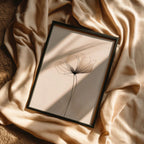 Quadro Minimalista Rosa Lisse com moldura laqueada e impressão HD. Design leve e sofisticado para decorar quartos e salas com um toque artístico contemporâneo.