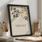 Quadro C'est "Seja Luz" com moldura em madeira laqueada e MDF de alta qualidade. Design moderno e sofisticado para decorar salas, quartos e escritórios com estilo.