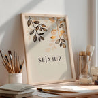 Quadro C'est "Seja Luz" com moldura em madeira laqueada e MDF de alta qualidade. Design moderno e sofisticado para decorar salas, quartos e escritórios com estilo.