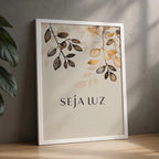 Quadro C'est "Seja Luz" com moldura em madeira laqueada e MDF de alta qualidade. Design moderno e sofisticado para decorar salas, quartos e escritórios com estilo.