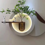 Quadro decorativo em MDF pintado à mão com LED 3000K e vaso. Design moderno, textura elegante e funcionamento por bateria 9V. Ideal para salas e quartos.