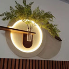 Quadro decorativo em MDF pintado à mão com LED 3000K e vaso. Design moderno, textura elegante e funcionamento por bateria 9V. Ideal para salas e quartos.