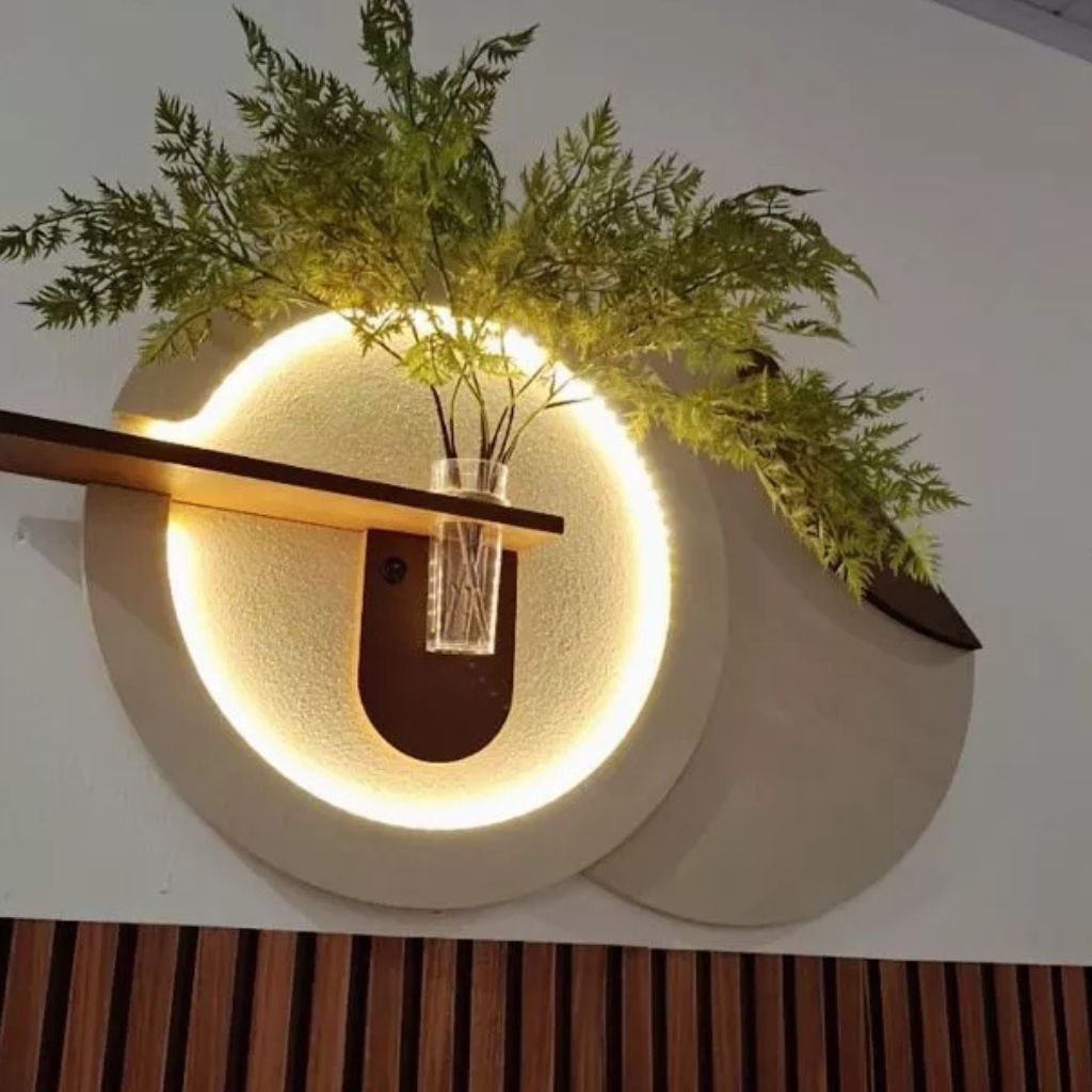 Quadro decorativo em MDF pintado à mão com LED 3000K e vaso. Design moderno, textura elegante e funcionamento por bateria 9V. Ideal para salas e quartos.