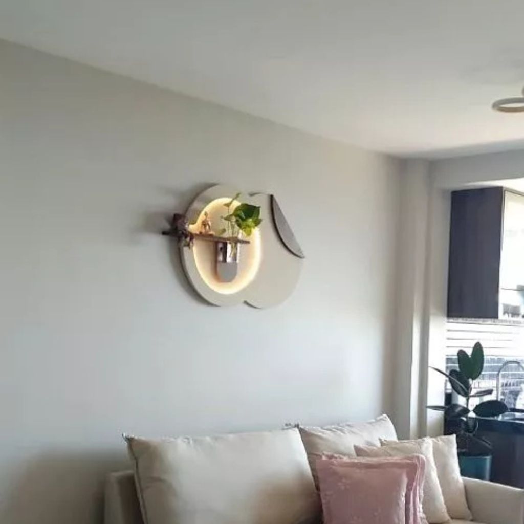 Quadro decorativo em MDF pintado à mão com LED 3000K e vaso. Design moderno, textura elegante e funcionamento por bateria 9V. Ideal para salas e quartos.