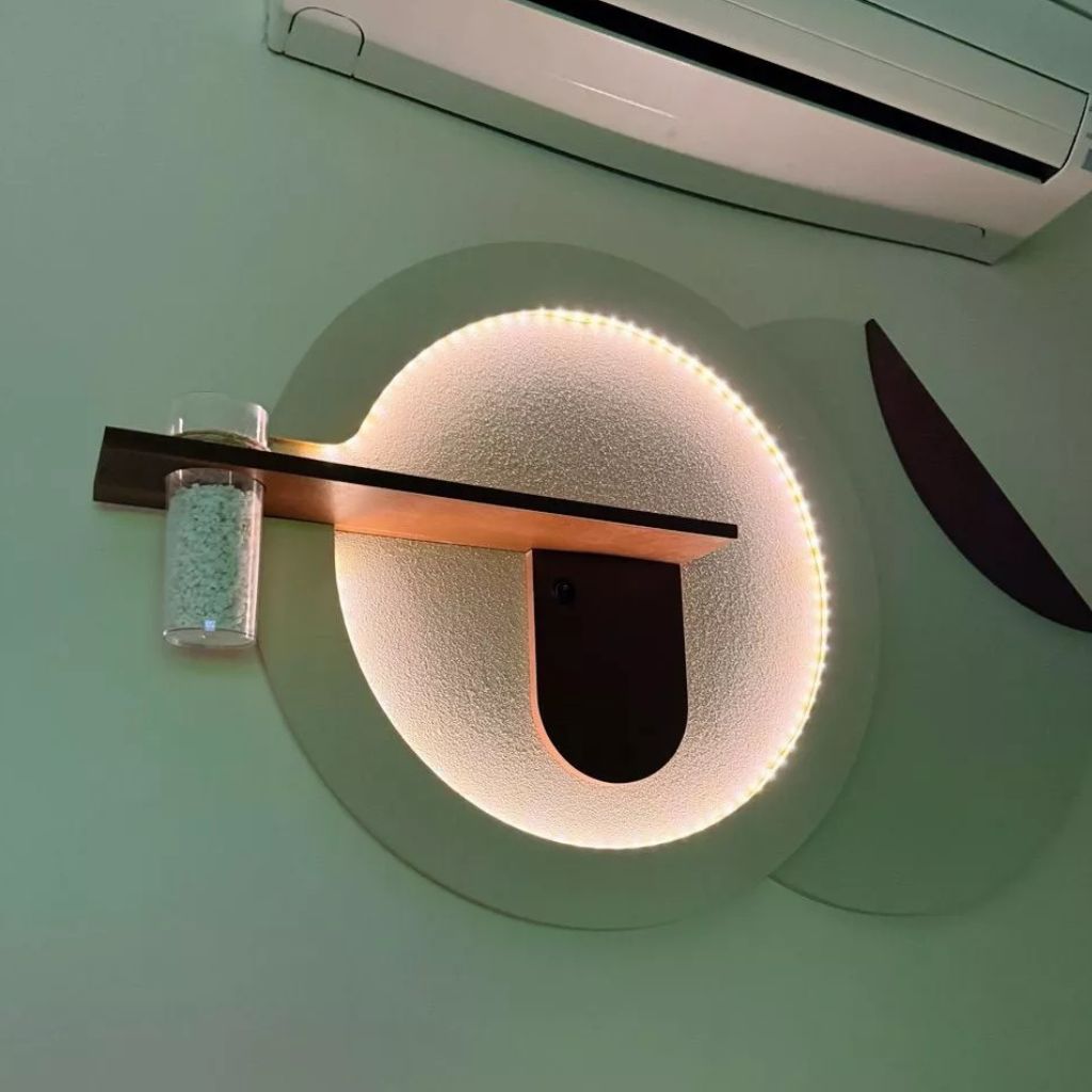 Quadro decorativo em MDF pintado à mão com LED 3000K e vaso. Design moderno, textura elegante e funcionamento por bateria 9V. Ideal para salas e quartos.