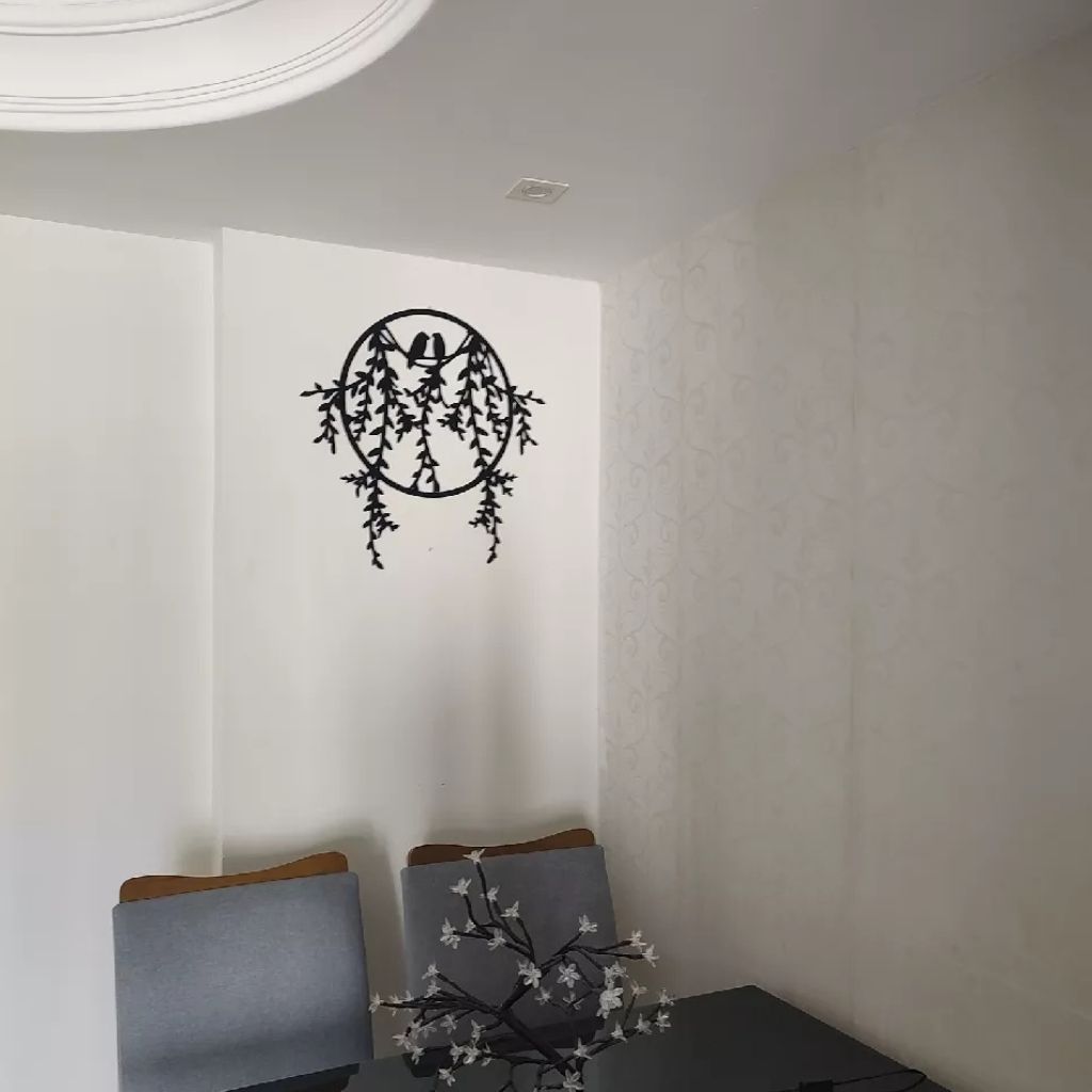 Quadro vazado redondo Pássaros Toujours em MDF preto brilho. Design delicado, fácil instalação e acabamento premium para salas, quartos e escritórios.