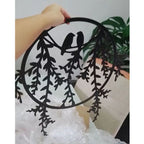 Quadro vazado redondo Pássaros Toujours em MDF preto brilho. Design delicado, fácil instalação e acabamento premium para salas, quartos e escritórios.