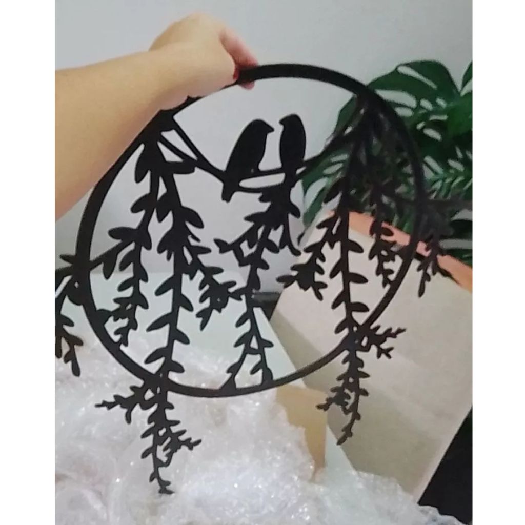 Quadro vazado redondo Pássaros Toujours em MDF preto brilho. Design delicado, fácil instalação e acabamento premium para salas, quartos e escritórios.