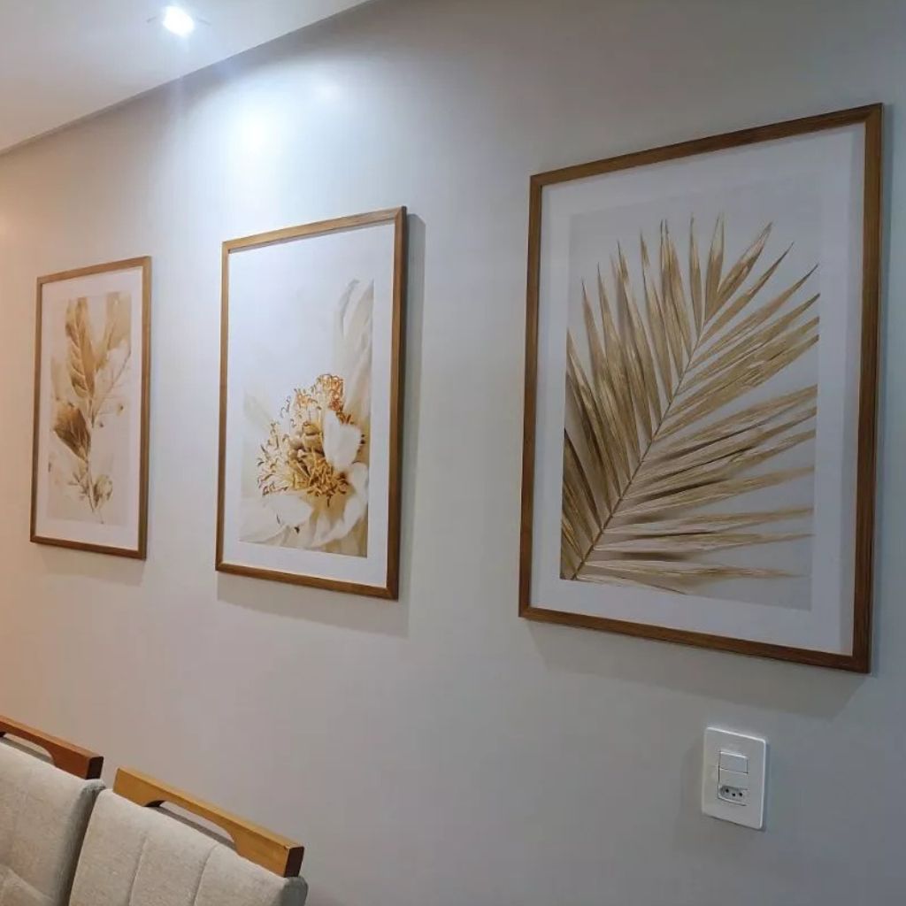 Kit com 3 quadros grandes 50x70 Folhas Nobres Or. Moldura em madeira premium e impressão fosca de alta qualidade. Ideal para salas e ambientes sofisticados.