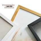 Kit com 3 quadros grandes 50x70 Folhas Nobres Or. Moldura em madeira premium e impressão fosca de alta qualidade. Ideal para salas e ambientes sofisticados.
